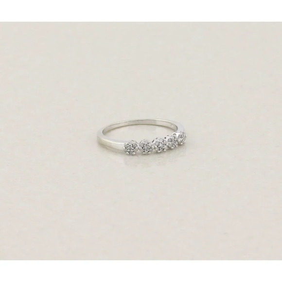 10k White Gold Diamond Flower Band Ring Stackable Size 7 1/4 - Picture 3 of 7